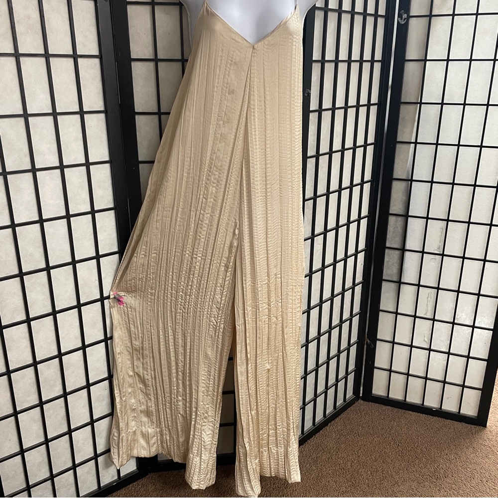 Zara ladies wrinkled satin cream, jumpsuit size large - Picture 3 of 9